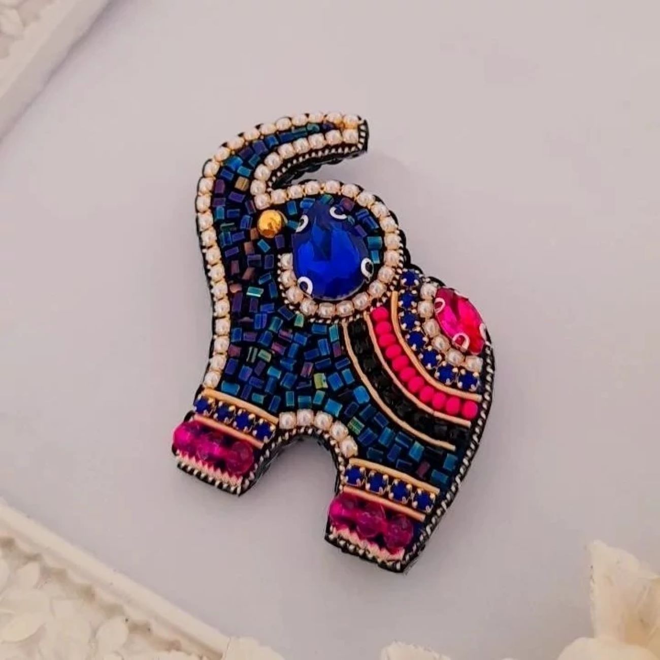 Olifant Broche – Kleurrijk Geborduurd