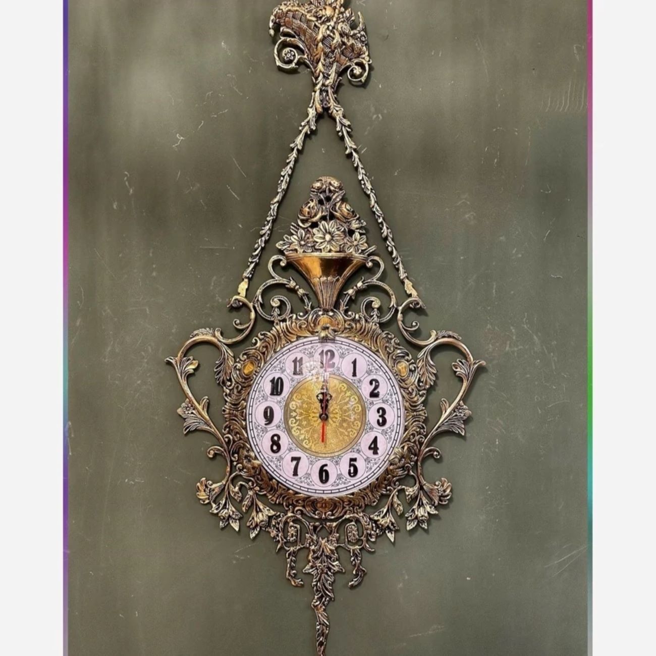 Charmante Messing Wandklok met Decoratieve Bloemaccenten en Hangend Detail