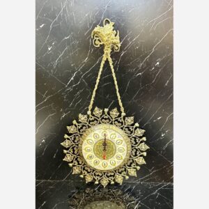 Charmante Messing Wandklok met Decoratieve Bloemaccenten en Hangend Detail