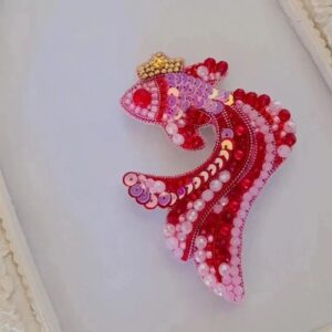 Elegante geborduurde vis broche met roze kralen