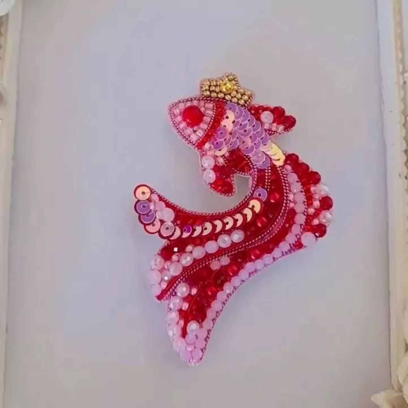 Elegante geborduurde vis broche met roze kralen