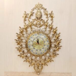 Elegante messing wandklok met edelsteenaccenten 28cm
