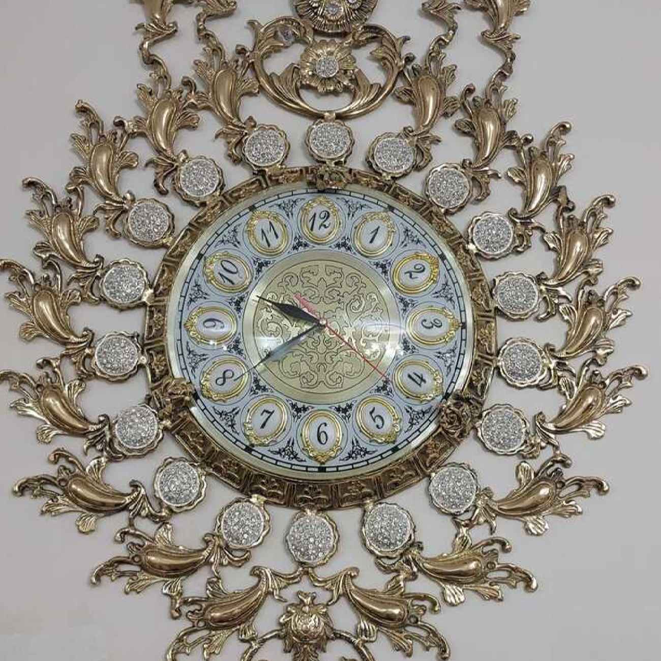 Elegante messing wandklok met edelsteenaccenten 28cm