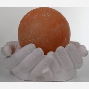 Elegante zoutsteen tafellamp met gesneden bol