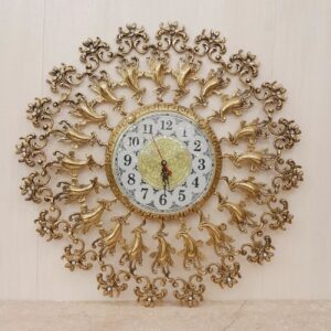 Elegante ronde messing wandklok met klassiek bloemmotief