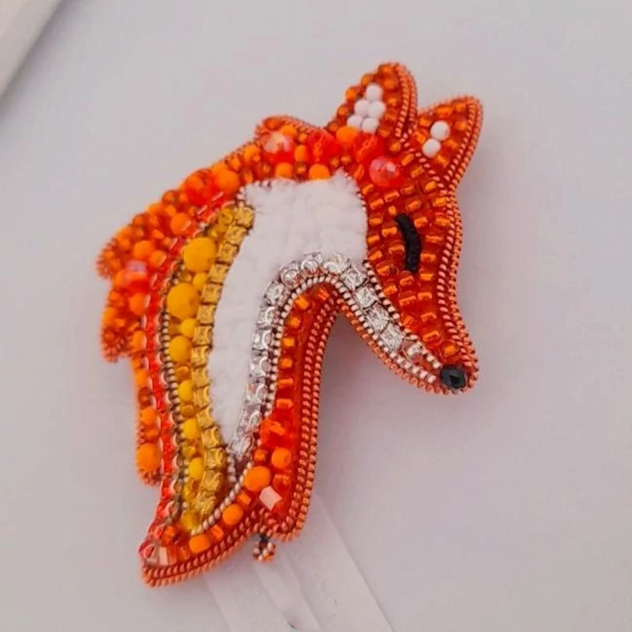 Prachtige Geborduurde Vos Broche – Gracieus en Uniek