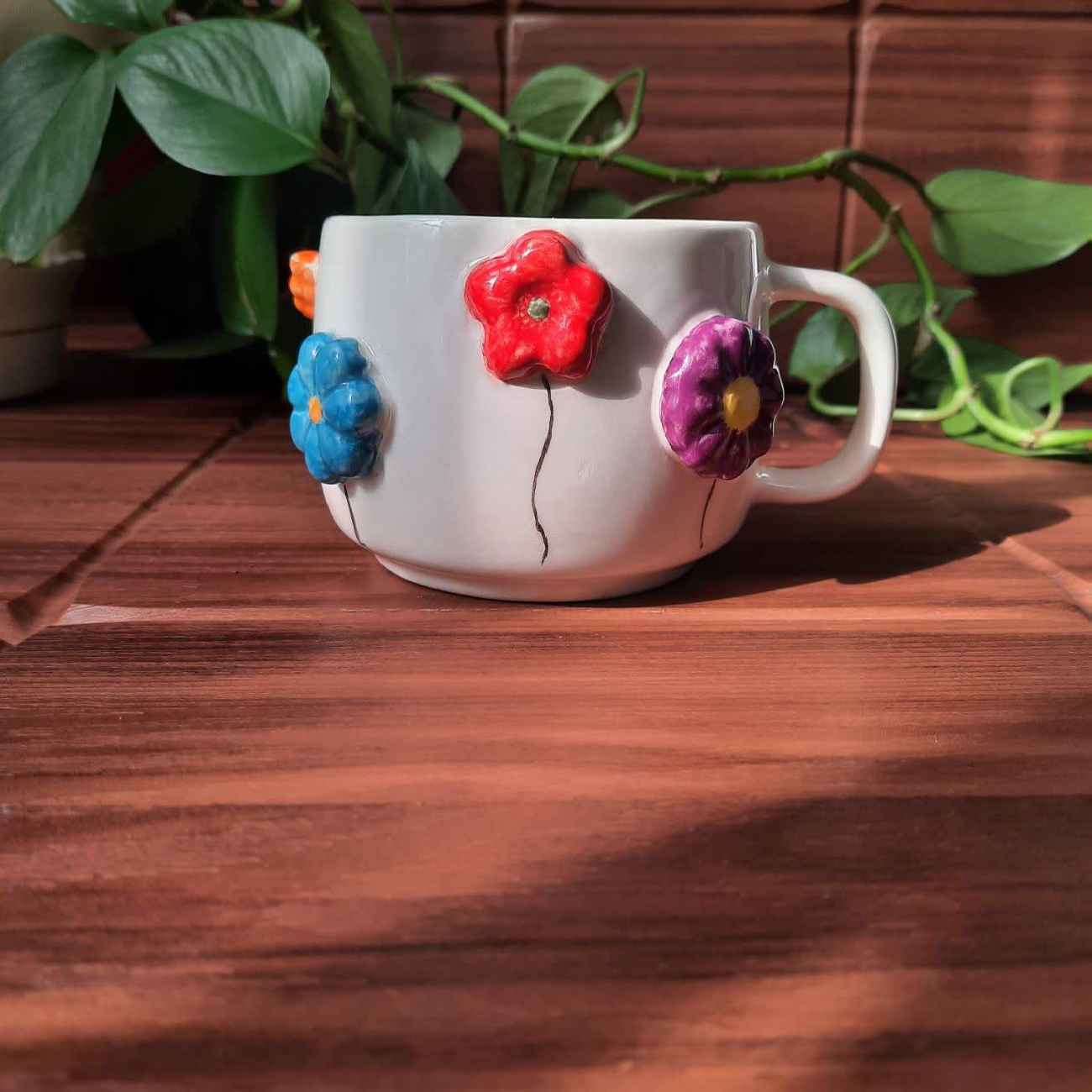 Handgemaakte Keramische Mok met Reliëf Bloem Ontwerp