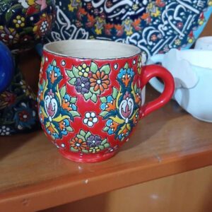 Handgemaakte Koffiemok – Aardewerk met Rood Bloemmotief