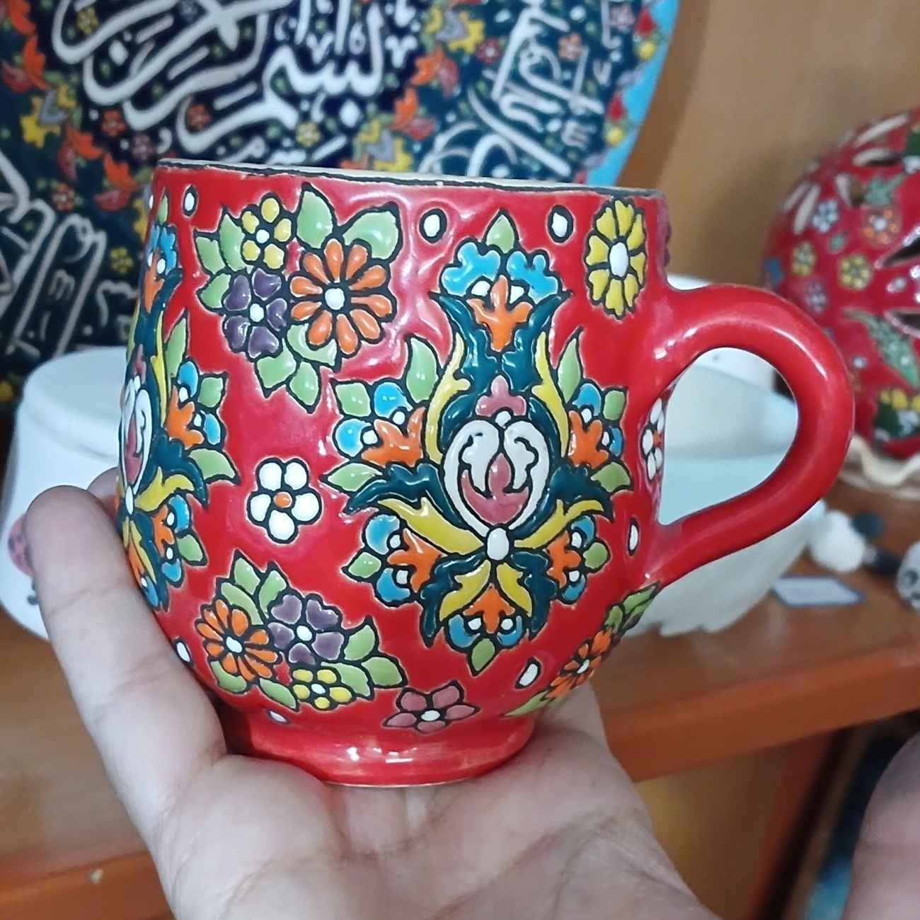 Handgemaakte Koffiemok – Aardewerk met Rood Bloemmotief