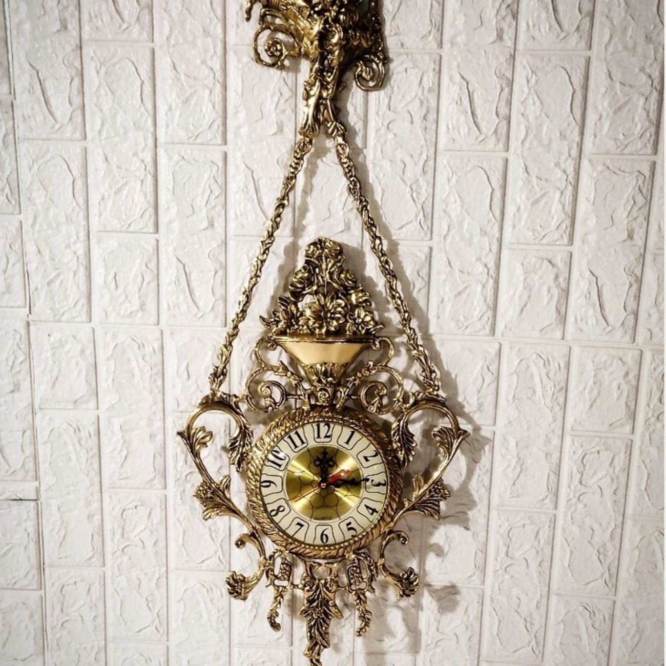 Grote Messing Hangende Wandklok met Messing Bloemhanger