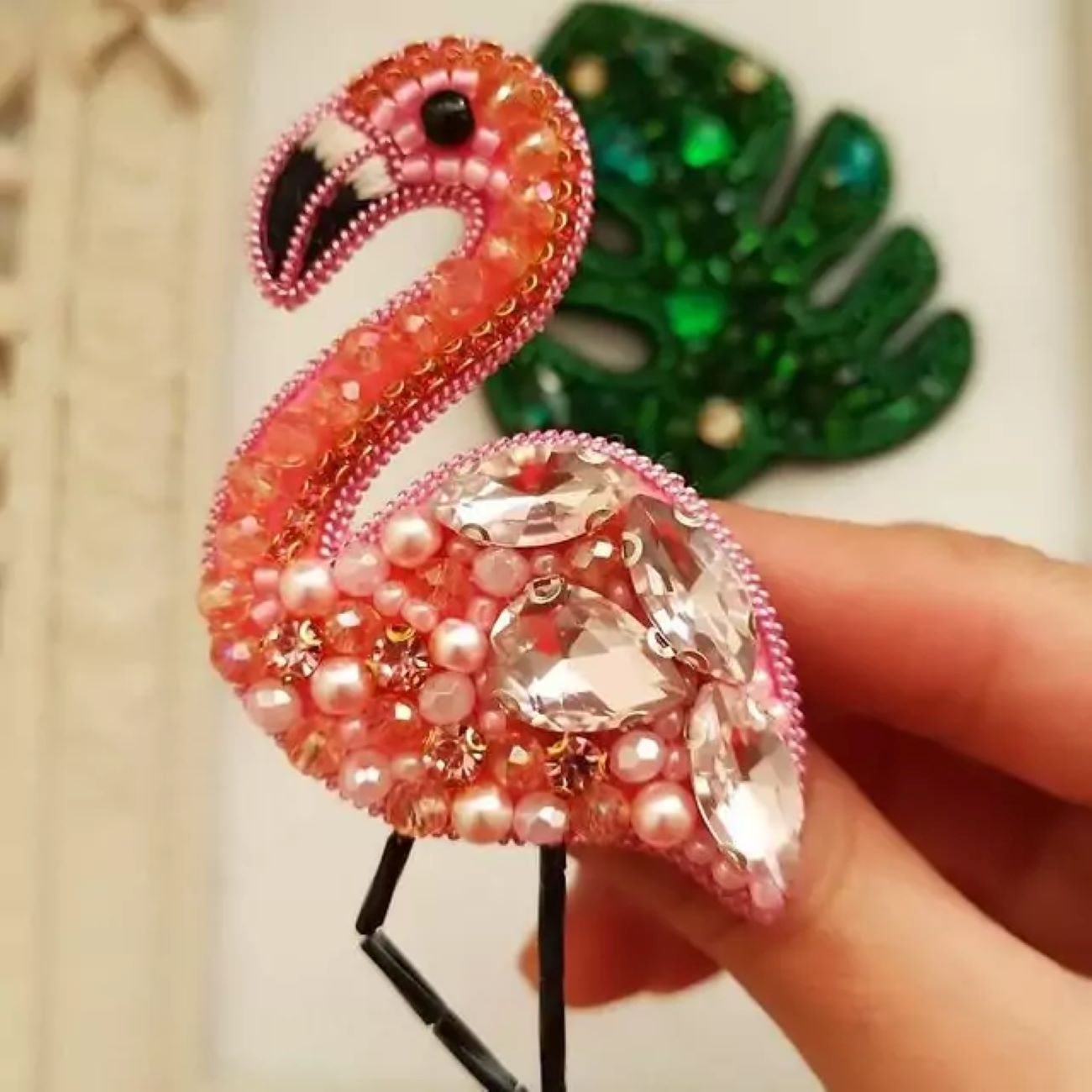 Flamingo Broche – Roze & Speels Geborduurd