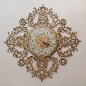 Luxe messing wandklok met fijn bloemmotief