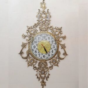Luxe messing wandklok met hangend bloemaccent
