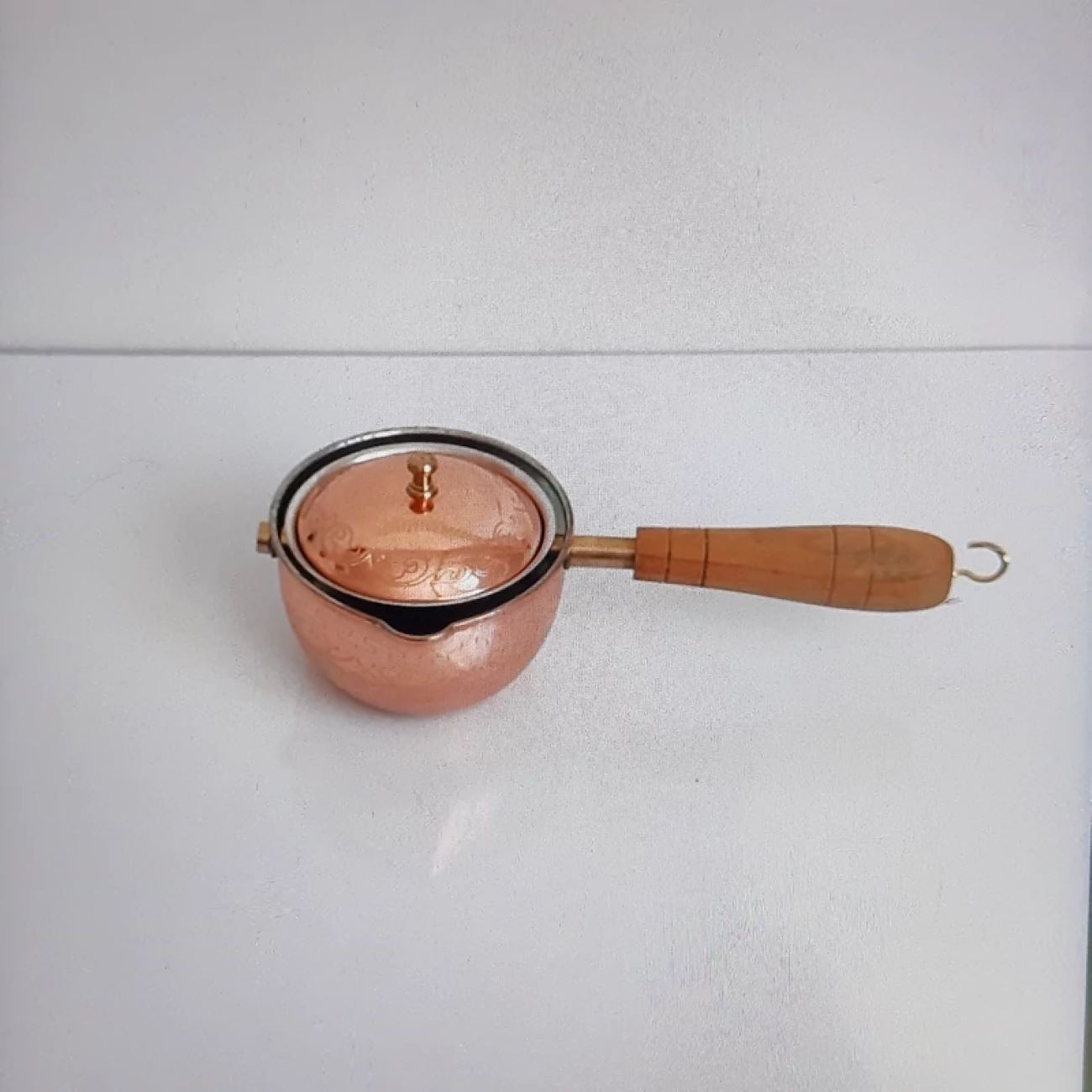 Gegraveerde Koperen Thee Infuser met Houten Handvat