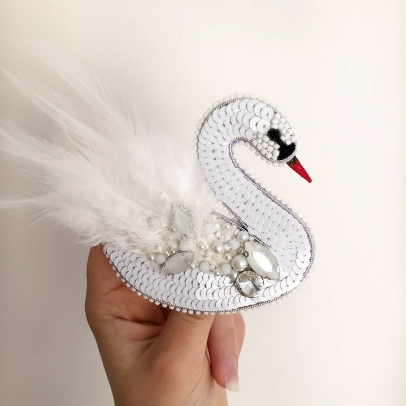 Zwaan Ontwerp Broche – Wit met Kralen