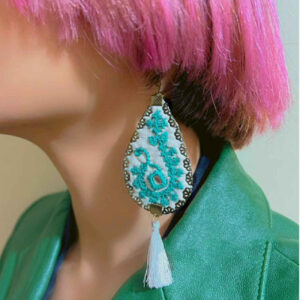 Culturele statement oorbellen – Blauwe Paisley