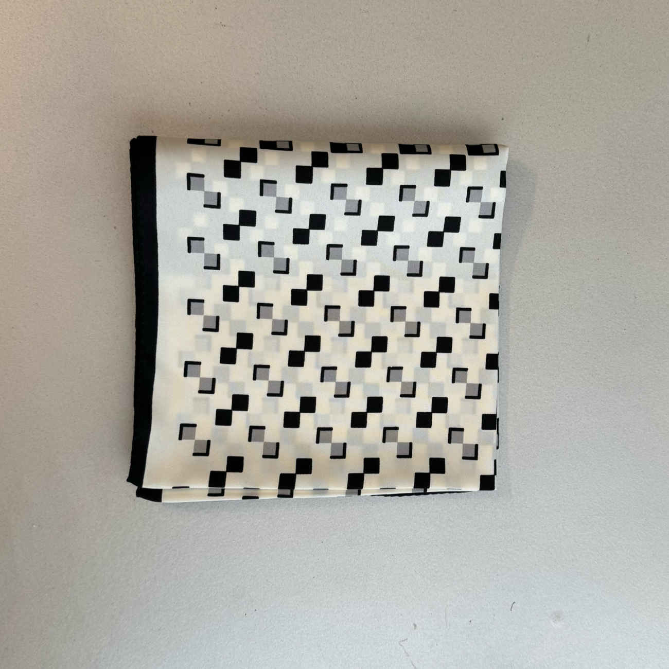 Mini Sjaal Zwart & Wit – Zijden Mode Accessoire