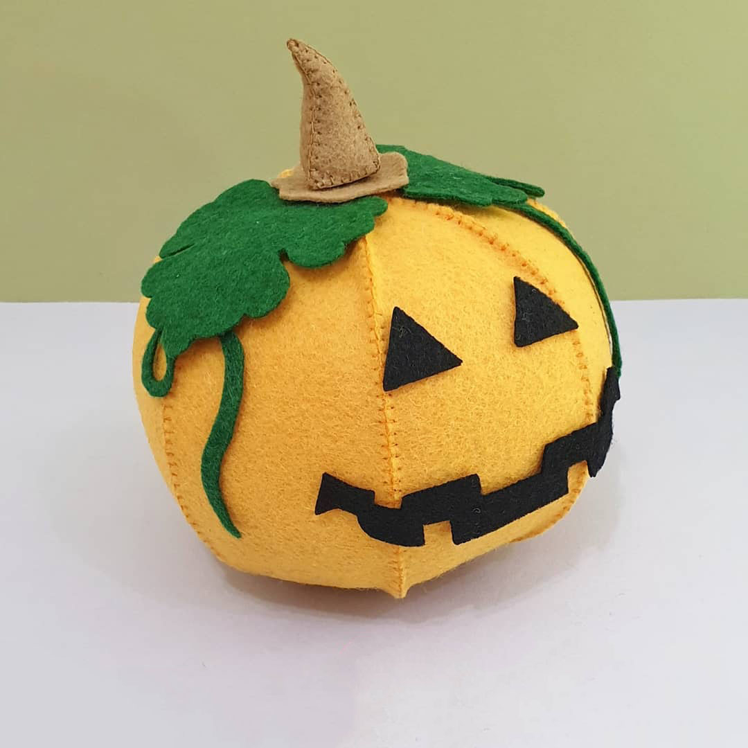 Halloween pompoen decoratie van vilt