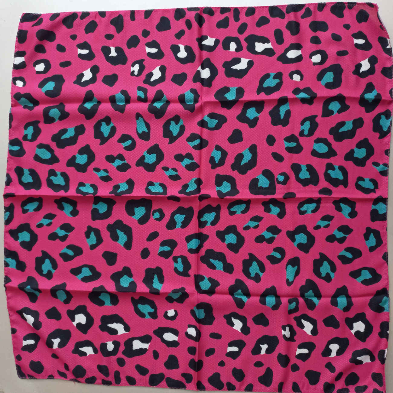 Roze mini-hoofdsjaal met luipaardprint