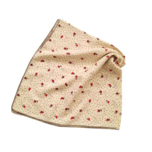 Zachte Crème Hoofddoek met Fijne Bloemen – Esthetische & Bescheiden Mode