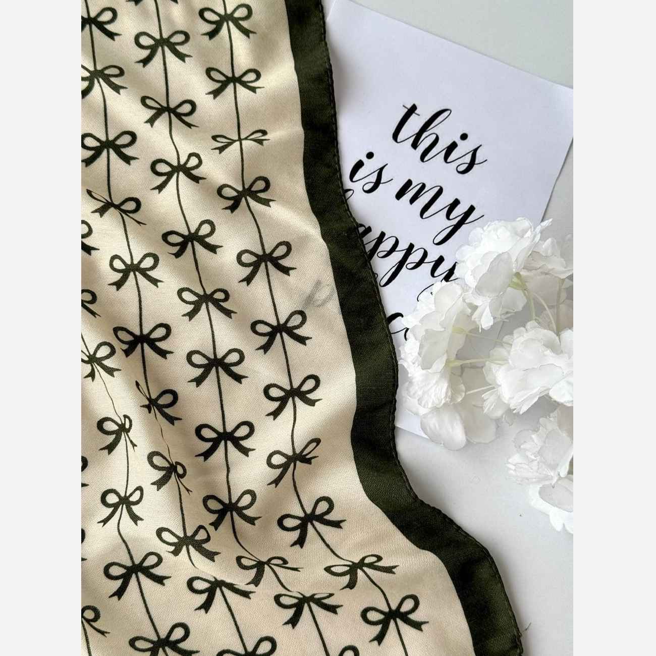 Stijlvolle Mini Hoofddoek – Crème Basis & Kleurrijk Strik Detail