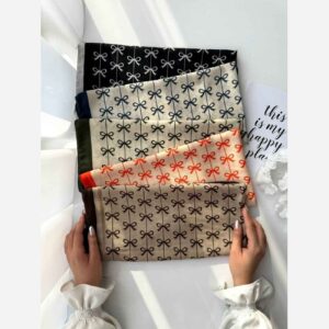 Stijlvolle Mini Hoofddoek – Crème Basis & Kleurrijk Strik Detail