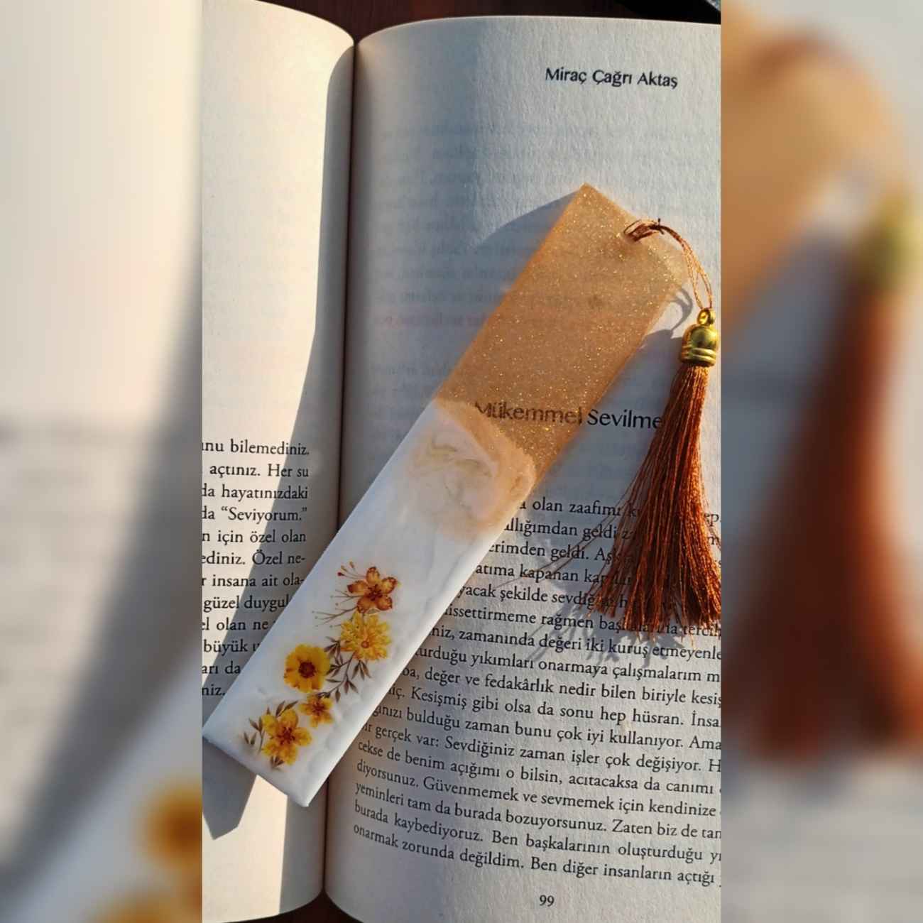 Warme Neutrale Bladwijzer – Handgemaakt Boho-Geïnspireerd Accessoire met Bloemontwerp