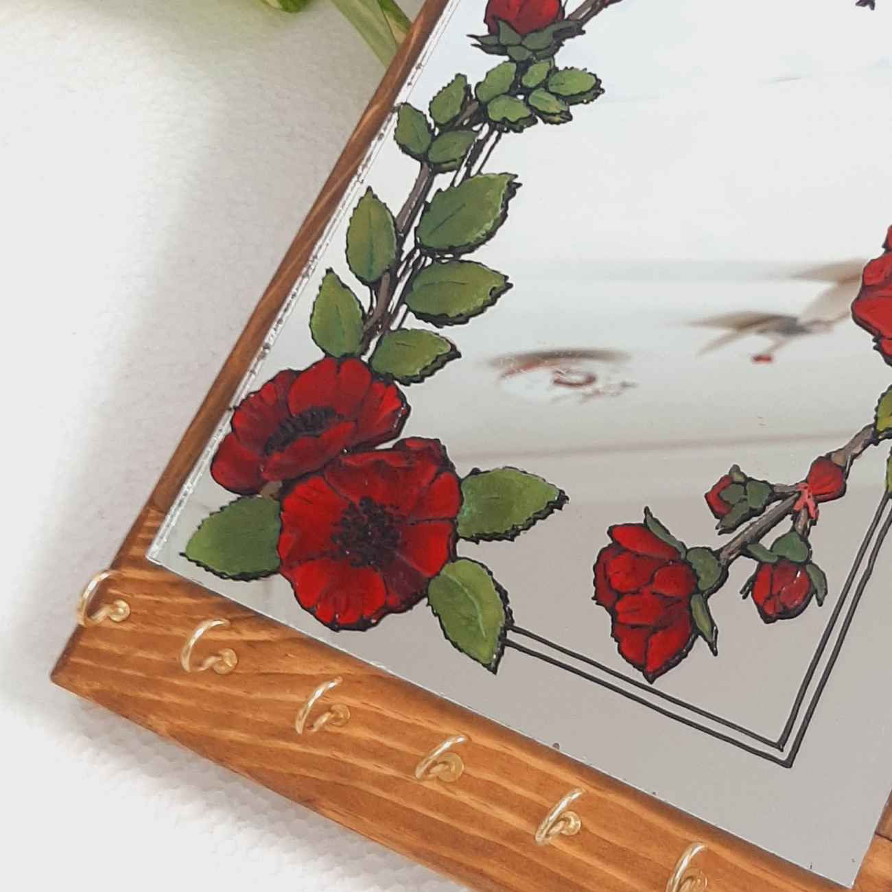 Houten Sleutelhouder met Spiegel en Rode Bloemen