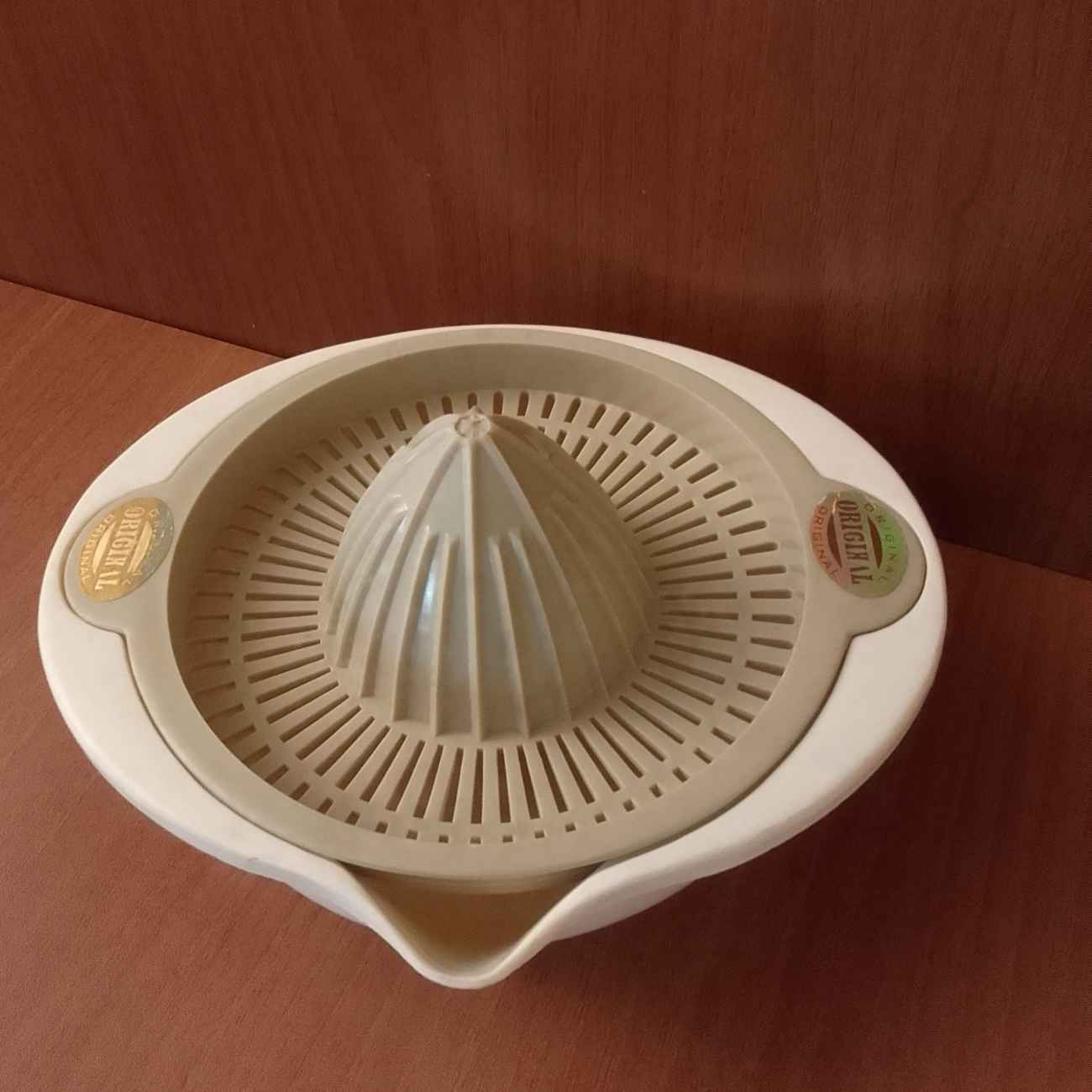 Plastic handpers in room en bruin – handmatige pers voor natuurlijke huisstijl