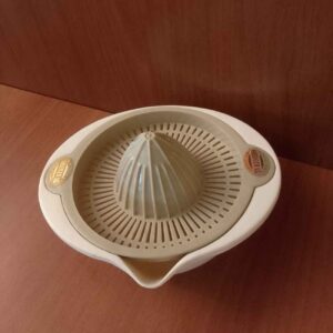 Plastic handpers in room en bruin – handmatige pers voor natuurlijke huisstijl